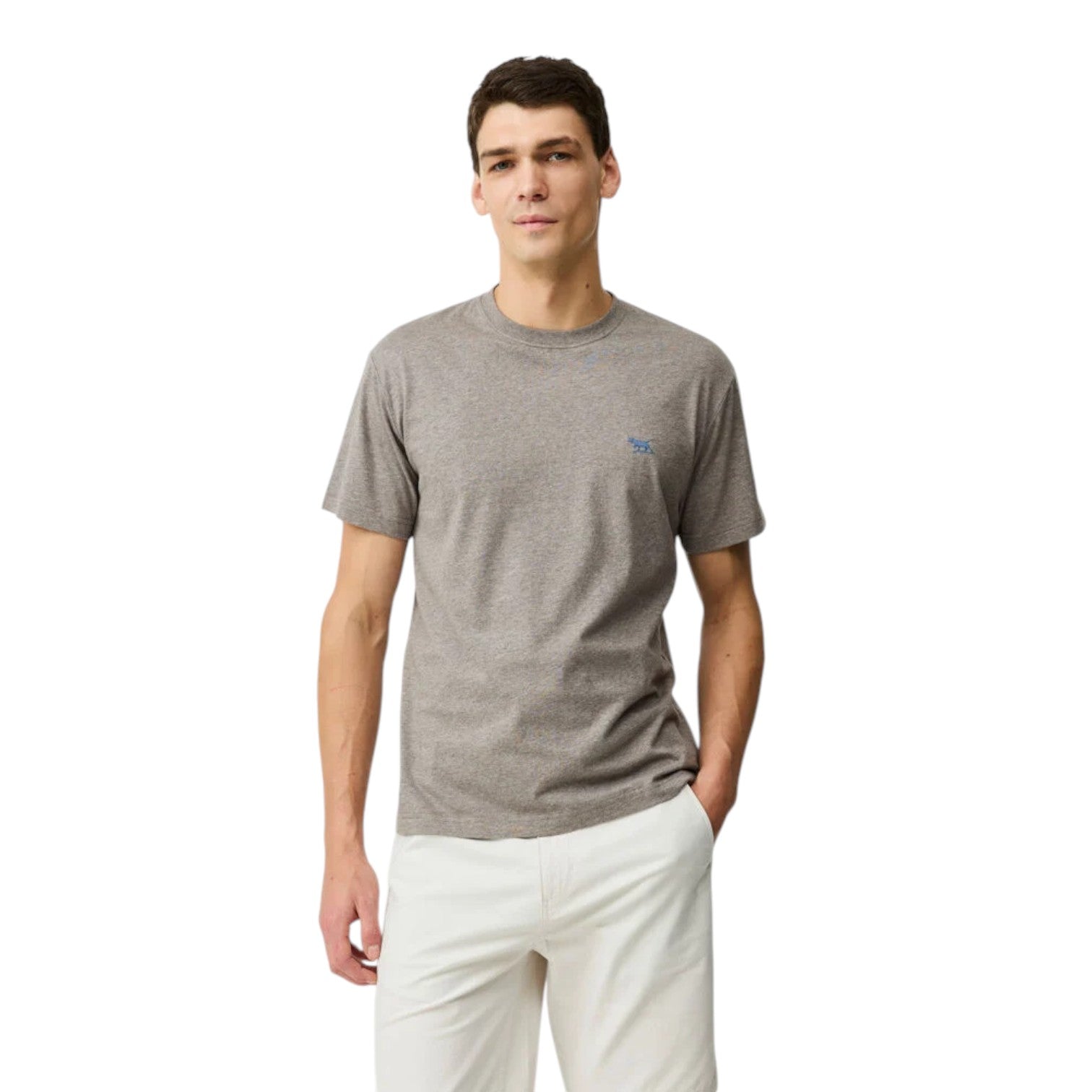 Man wearing a gray t-shirt and white pants on a white background