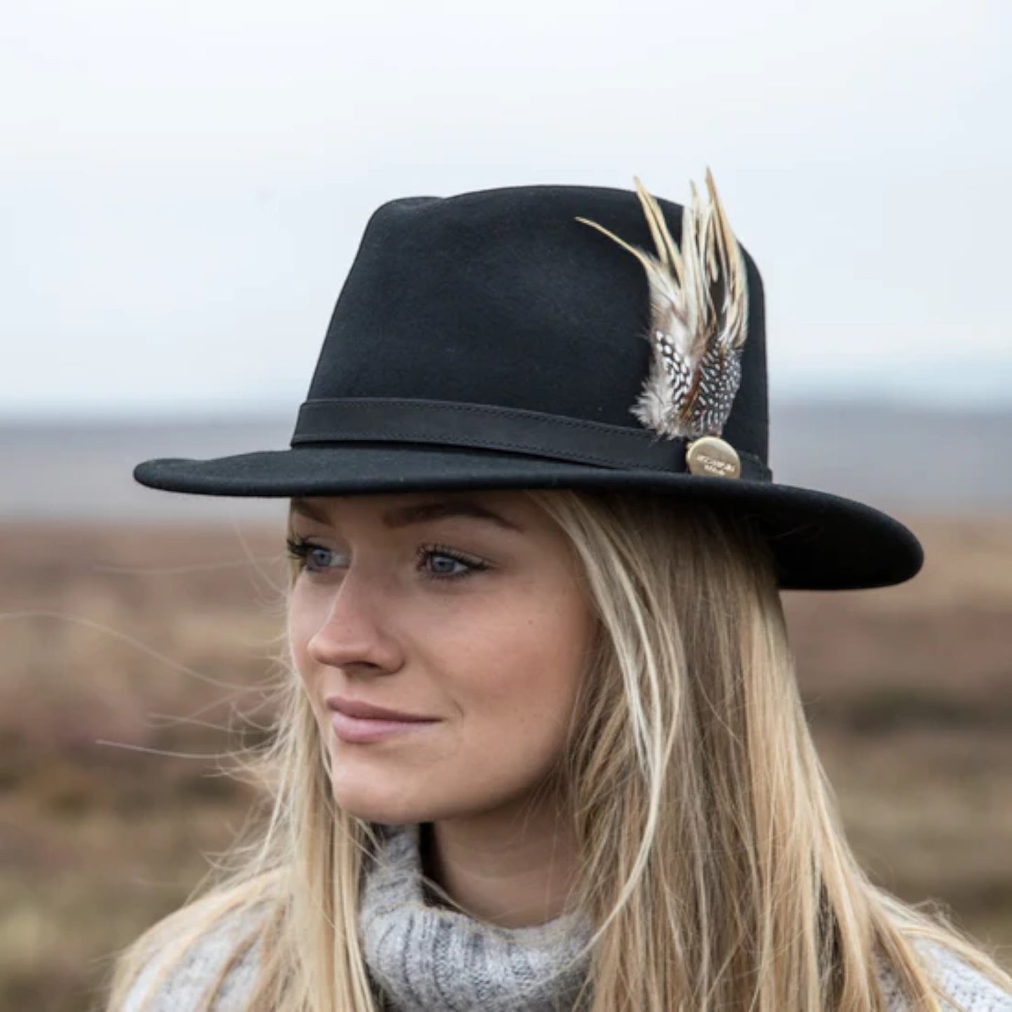Hicks & Brown The Suffolk Fedora - Black (Fawn Feather)