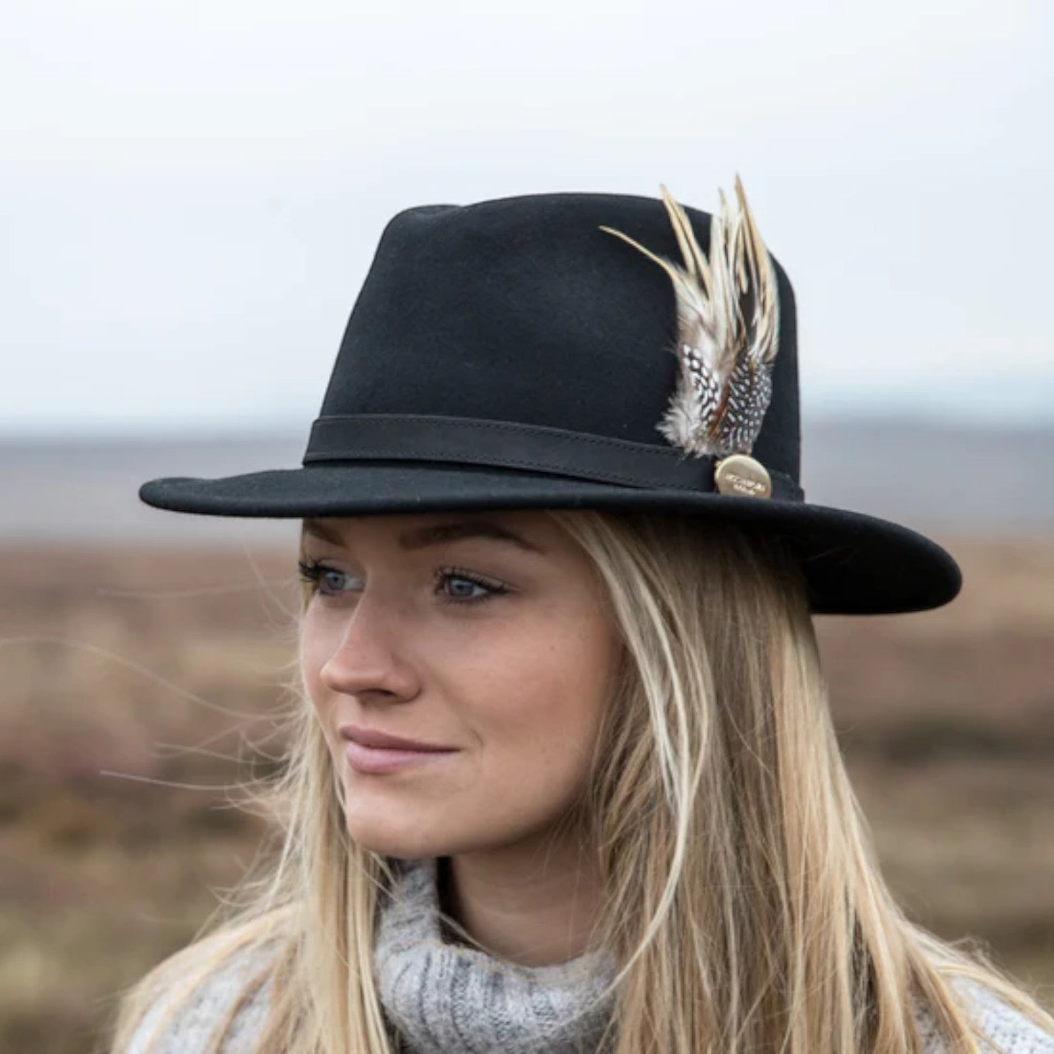 Hicks & Brown The Suffolk Fedora - Black (Fawn Feather)