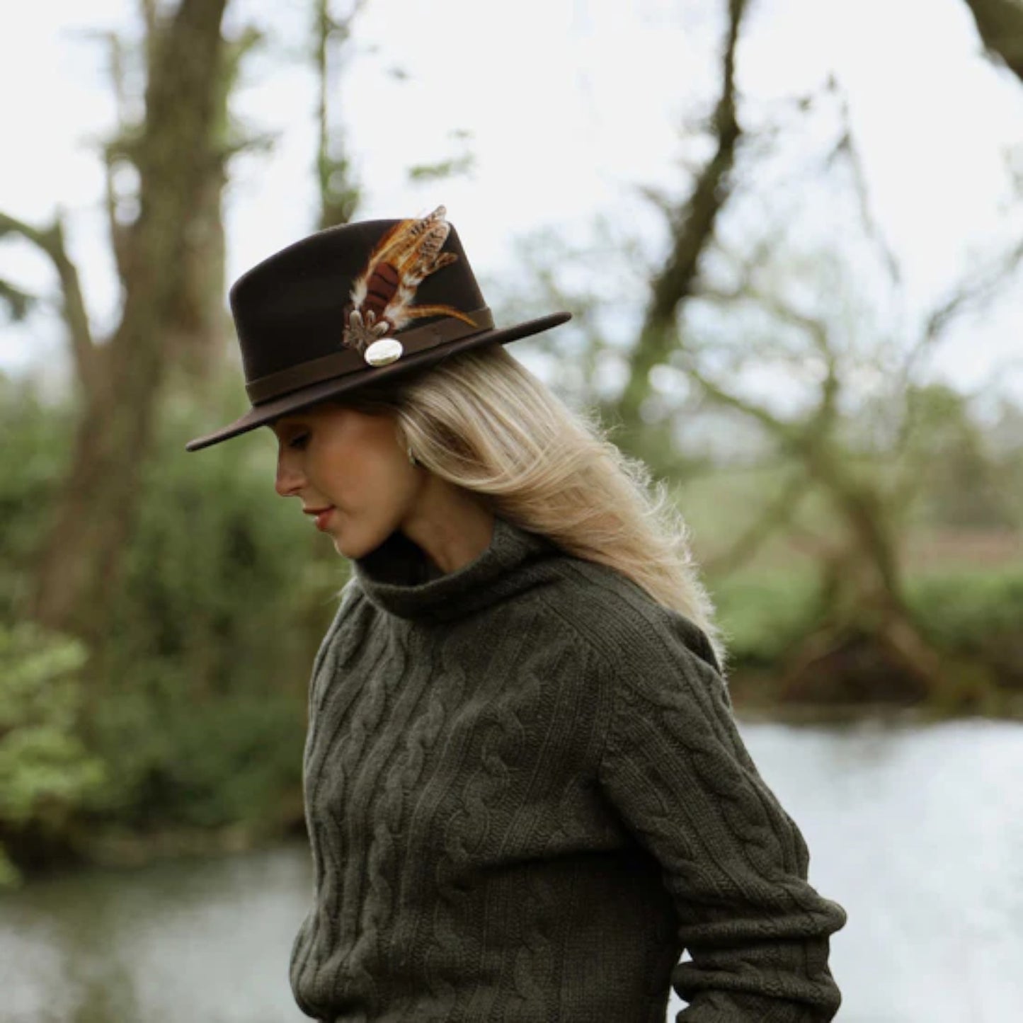 Hicks & Brown The Suffolk Fedora in Dark Brown (Bronze Feather)